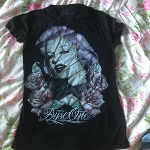 Marilyn Monroe black shirt